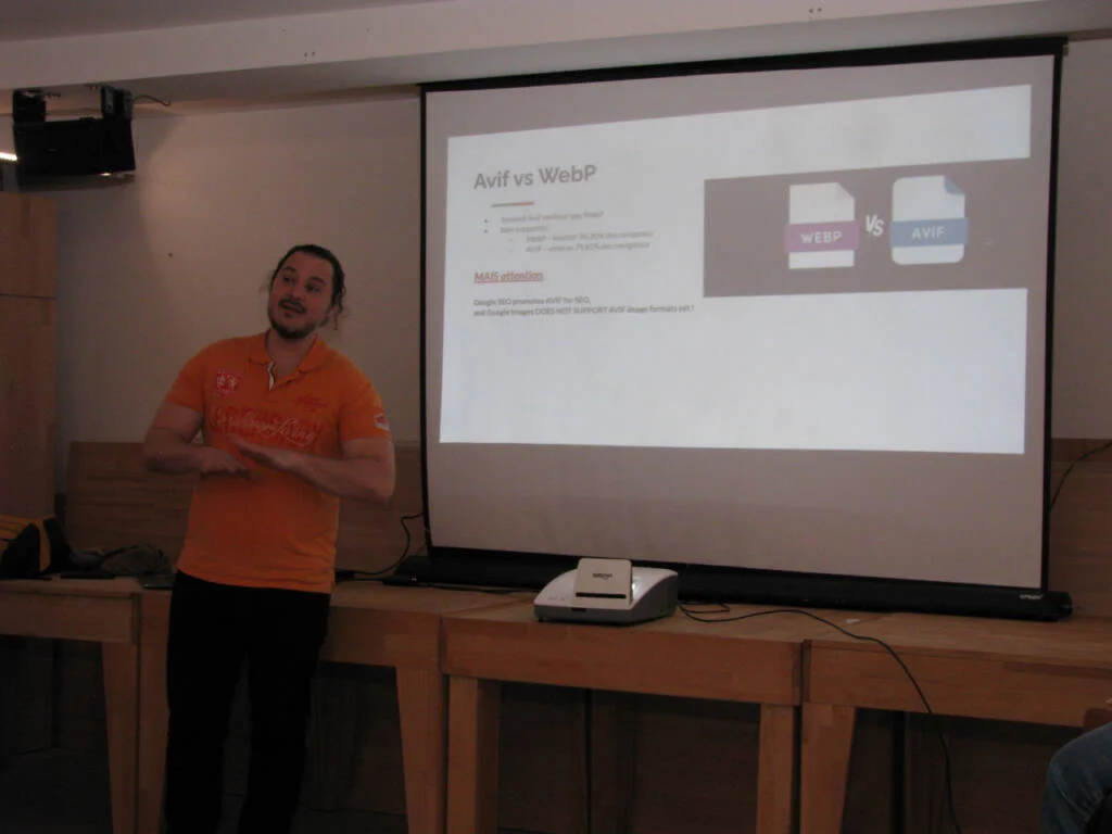 Mike Lecomte présente la revue du Web pour le Meetup WordPress Toulouse #55.