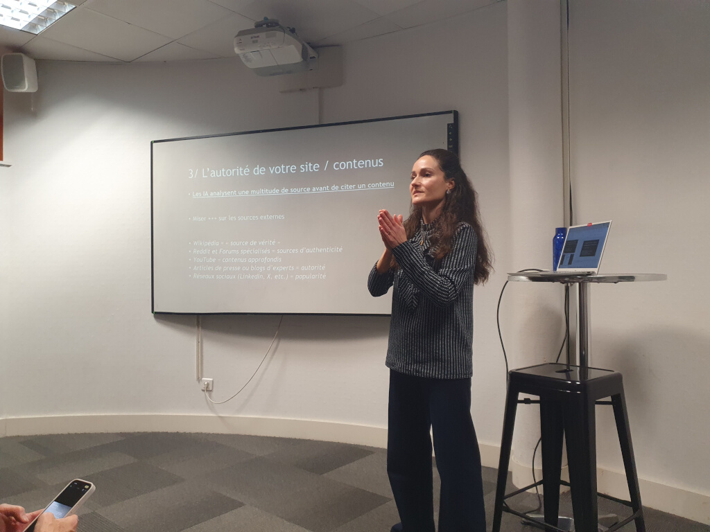 Femme donnant une présentation sur l'autorité des sites web et contenu