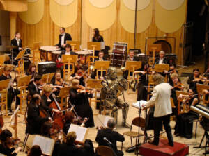 Robot humanoïde au milieu d’un orchestre symphonique