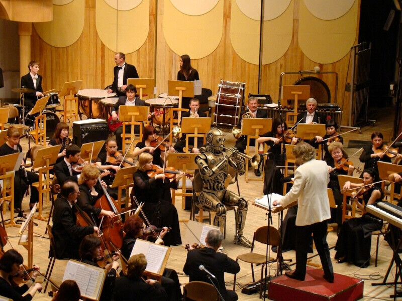 Robot humanoïde au milieu d’un orchestre symphonique