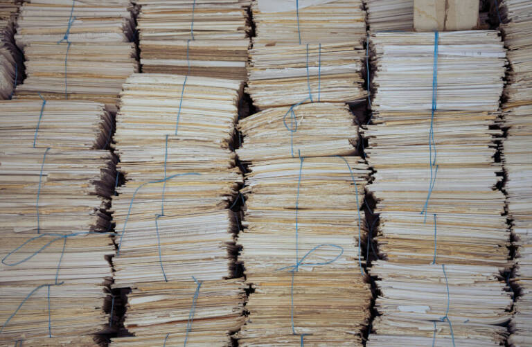 Piles de dossiers papier attachés avec ficelle