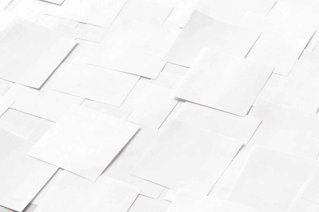 Feuilles blanches superposées en composition minimaliste