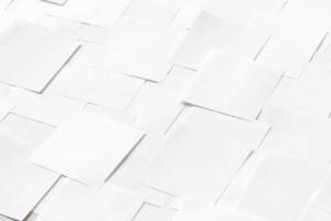 Feuilles blanches superposées en composition minimaliste