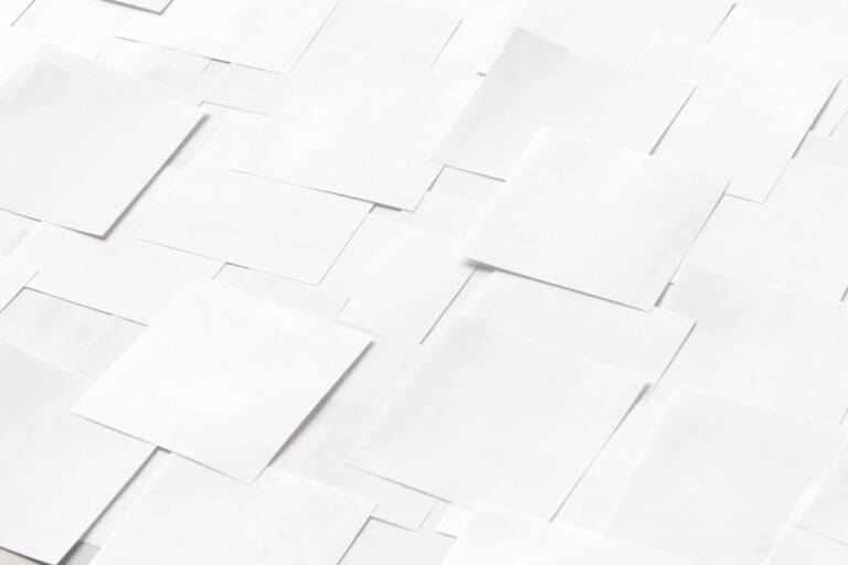 Feuilles blanches superposées en composition minimaliste